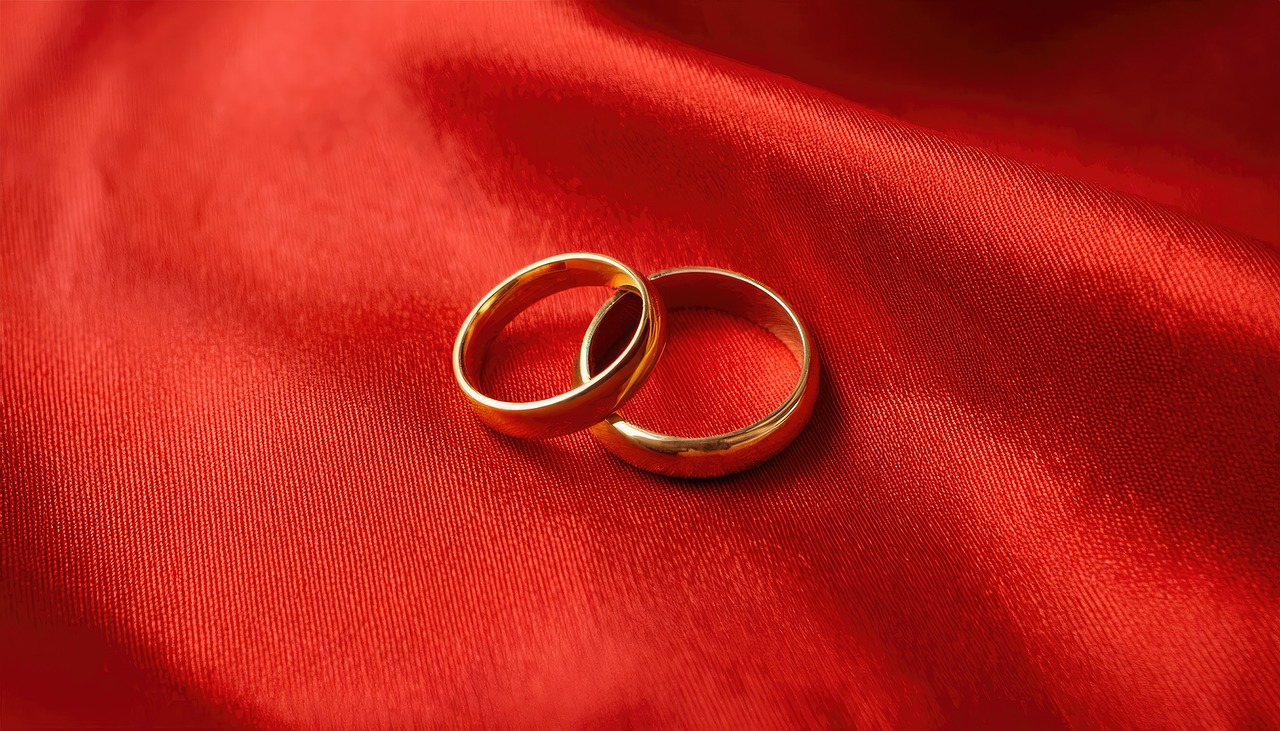 兩枚黃金戒指放在絲綢上