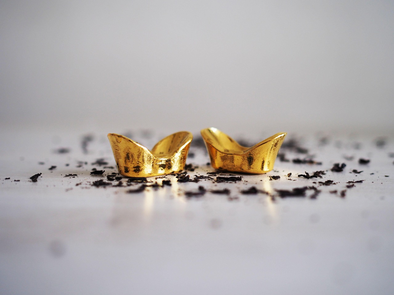 兩顆金元寶旁邊有土壤碎屑