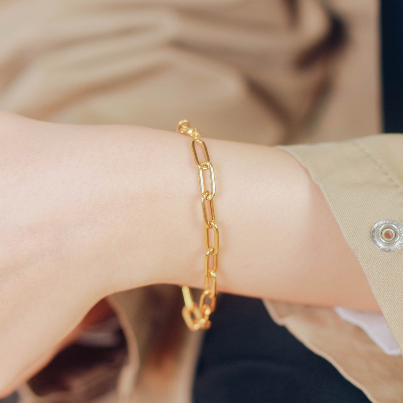 手腕上掛著黃金手鍊