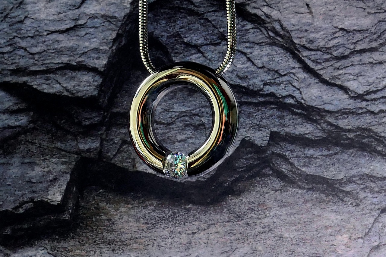 鑲著鑽石的黃金吊墜