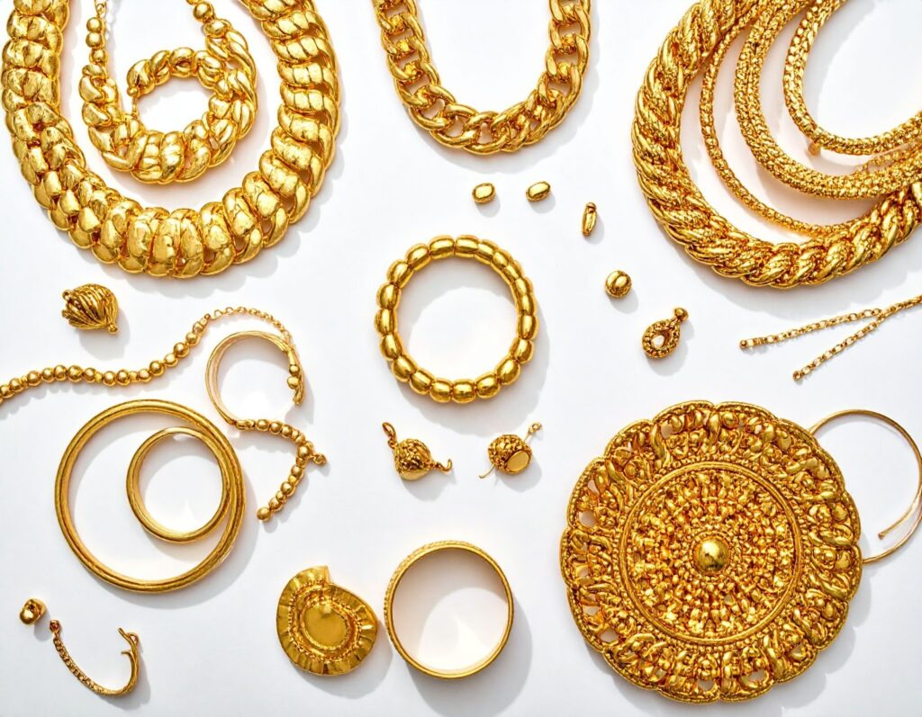 多款熱銷金飾平放於白底背景：項鍊、手鍊、戒指與耳環排列整齊，光澤明亮，畫面強調「金飾款式多元、好賣又保值」的主題。