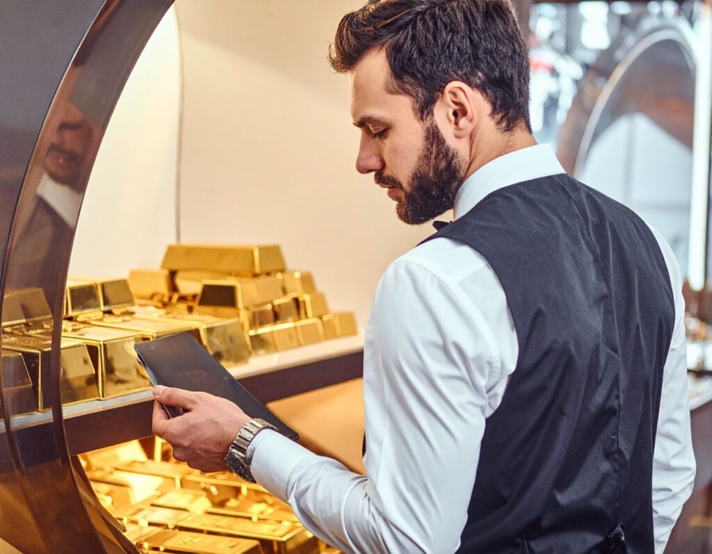 銀樓櫃檯前，店員檢查金條