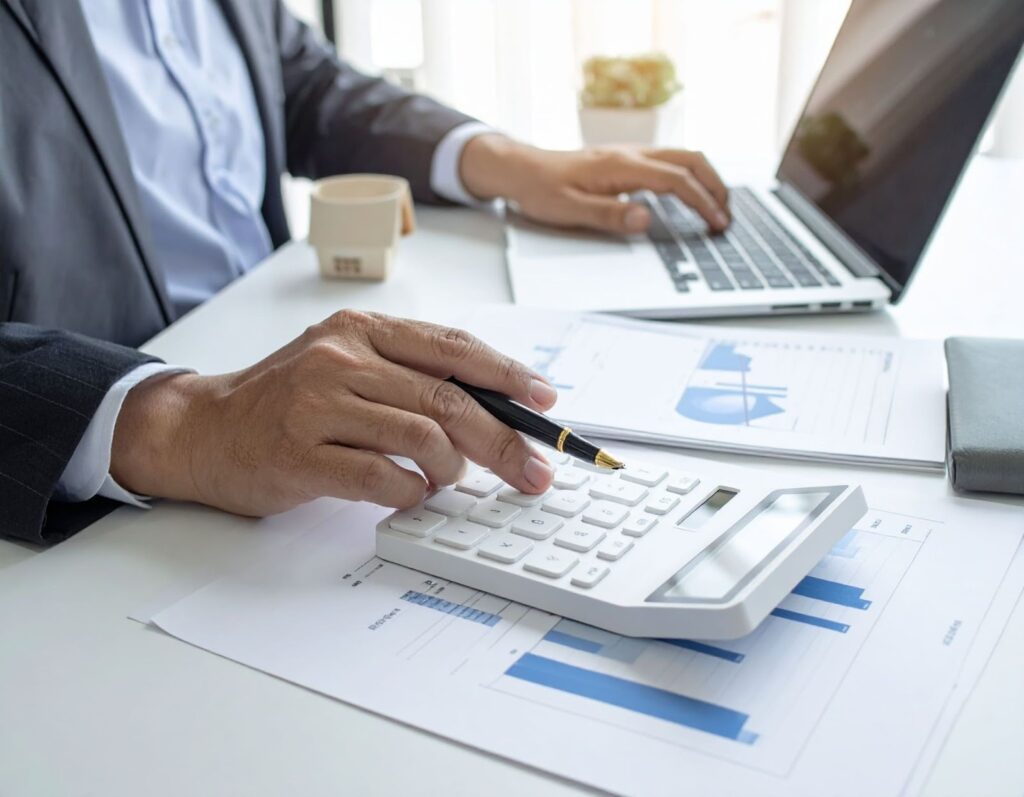 投資人在書桌前計算預算