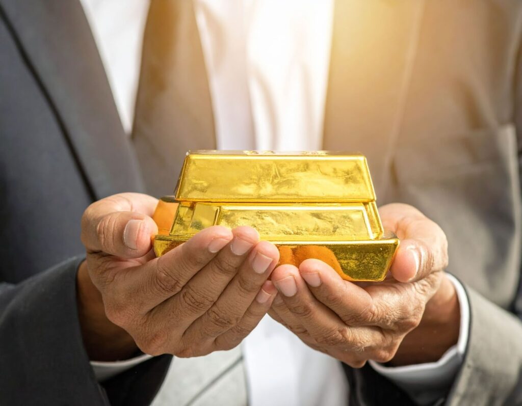 投資人仔細查看手中金條的重量