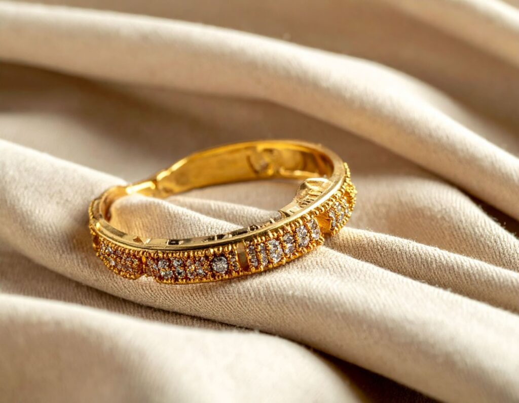 放在絨布上的金飾