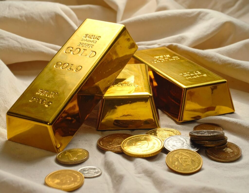 金條與硬幣放在絨布上