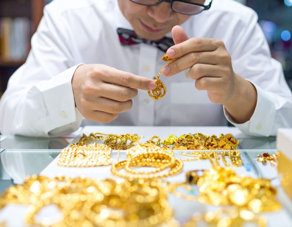 店員（亞洲人）展示金飾