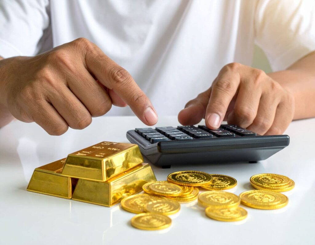 男子（亞洲人）用計算機換算黃金重量