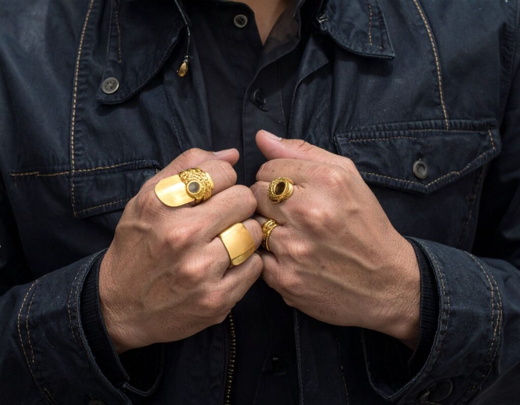 男子穿戴金戒指