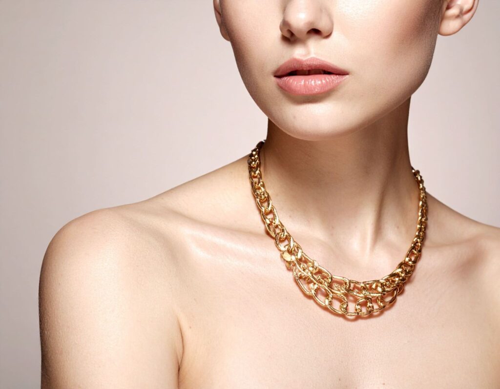 女子穿戴黃金項鍊