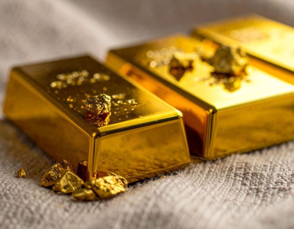 小塊金條放在絨布上