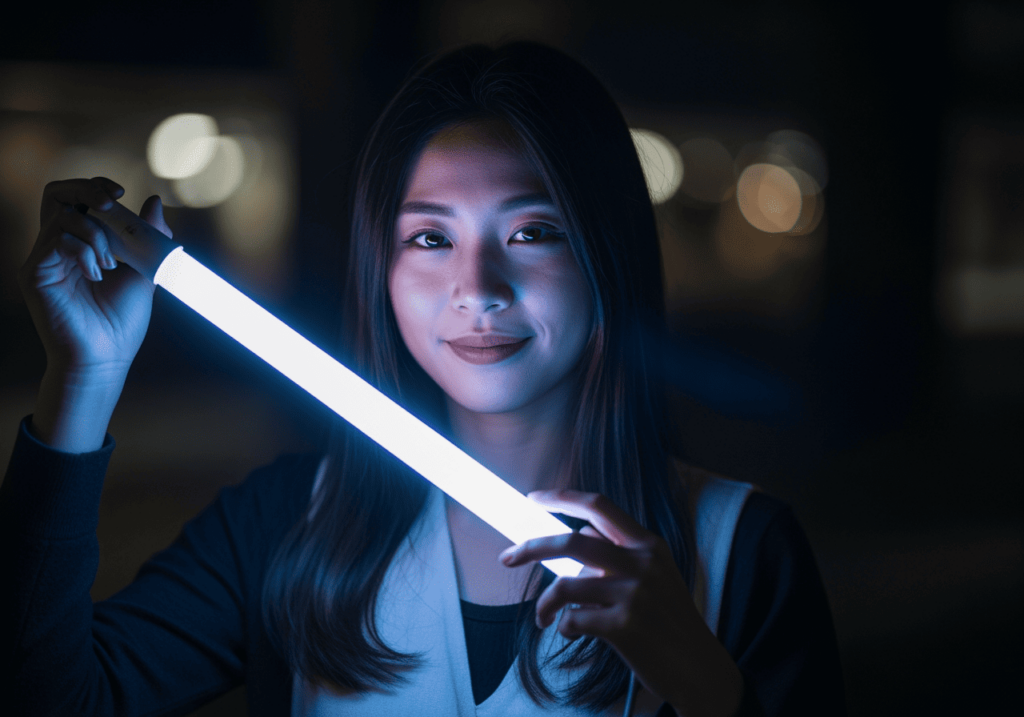 女性（亞洲人）拿著LED燈管